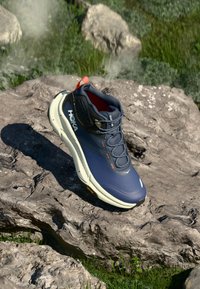 Походные кроссовки