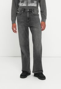 Прямые джинсы