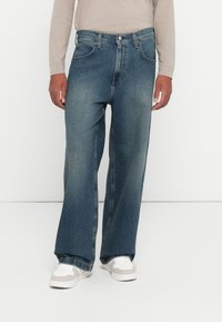 Свободные джинсы