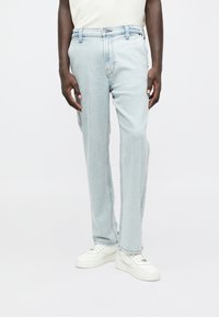 Прямые джинсы