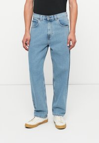 Свободные джинсы