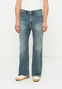 Клешеные джинсы