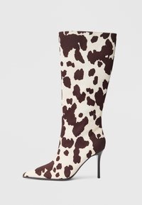 Высокие сапоги