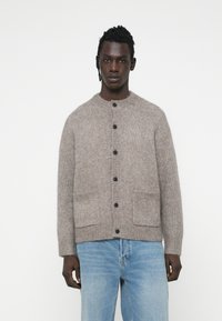 Вязаная кофта