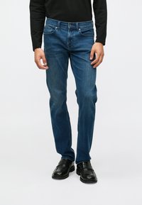 Узкие джинсы