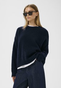 Пуловер в полоску