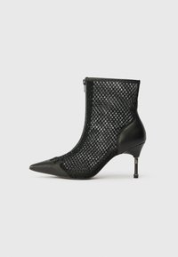 Высокие сапоги