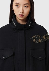 Куртка с накладнымит карманами