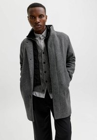 Короткое пальто