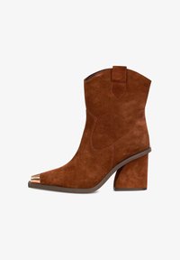 Полусапожки на высоком каблуке