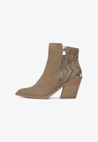 Полусапожки на высоком каблуке