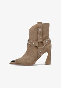 Полусапожки на высоком каблуке