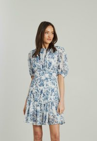 Короткое платье