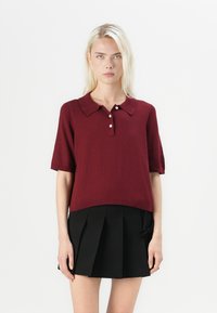 Пуловер с воротником поло