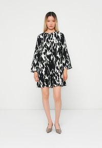 Короткое платье Короткое платье