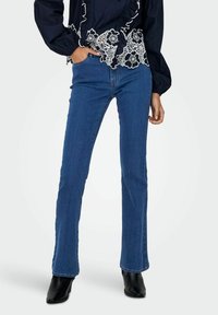 Клешеные брюки