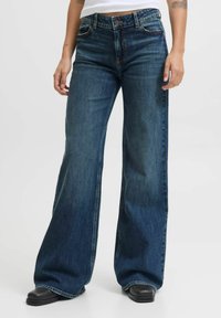 Клешеные джинсы