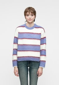 Пуловер в полоску