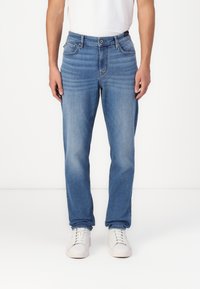 Узкие джинсы