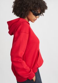 Пуловер с капюшоном