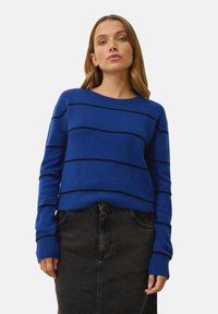 Пуловер в полоску