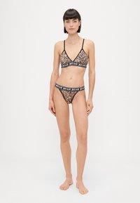 Стринги Стринги