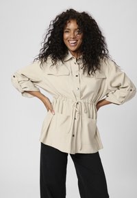 Куртка с накладнымит карманами Куртка с накладнымит карманами