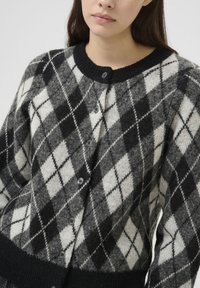 Жаккардовая вязаная кофта