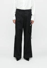 Брюки с накладными карманами