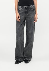 Свободные джинсы