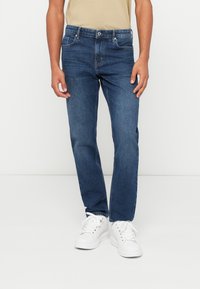 Узкие джинсы