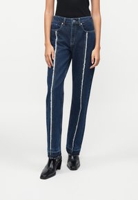 Прямые джинсы