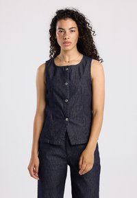 Джинсовая жилетка