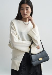 Длинный пуловер