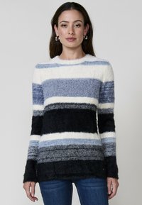 Пуловер в полоску