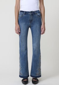 Клешеные брюки