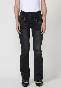 Клешеные брюки