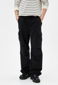 Брюки с накладными карманами