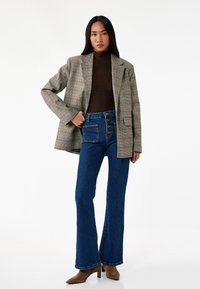 Клешеные джинсы