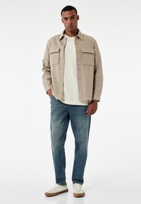 Прямые джинсы