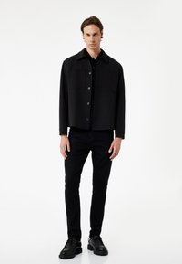 Узкие джинсы