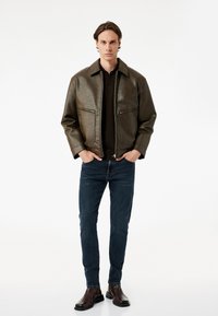 Узкие джинсы