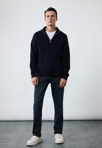 Узкие джинсы