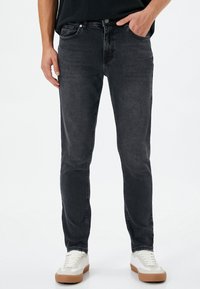 Узкие джинсы