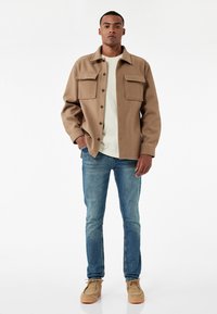 Узкие джинсы