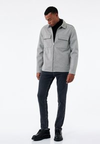 Узкие джинсы