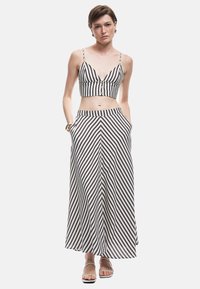 Топ на бретельках