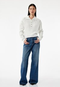 Пуловер с воротником поло