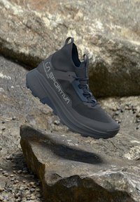 Походные кроссовки