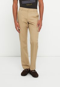 Брюки с накладными карманами